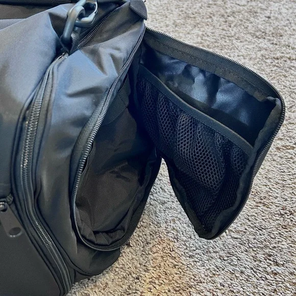 L.L. Bean Organizer Hanging Toiletry Bag, Family Size Black Nylon 10"H×12"W× 8"D - Picture 8 of 16